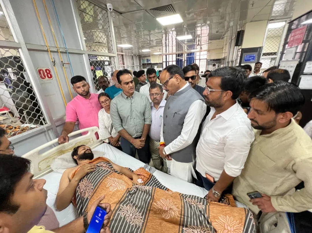 गोलीकांड में घायल भाजपा नेता चेतन तिवारी से मिलने पहुंचे डिप्टी CM ब्रजेश पाठक